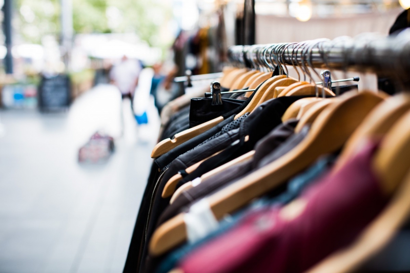 magasin-ARTIGNOSC SUR VERDON-min_blur_close_up_focus_hanger_jacket_market_people_rack-1176303