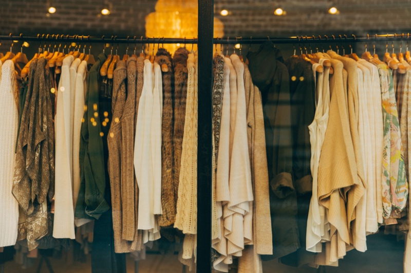 magasin-ARTIGNOSC SUR VERDON-min_clothe_fashion_store_shop_window_store_front-21277
