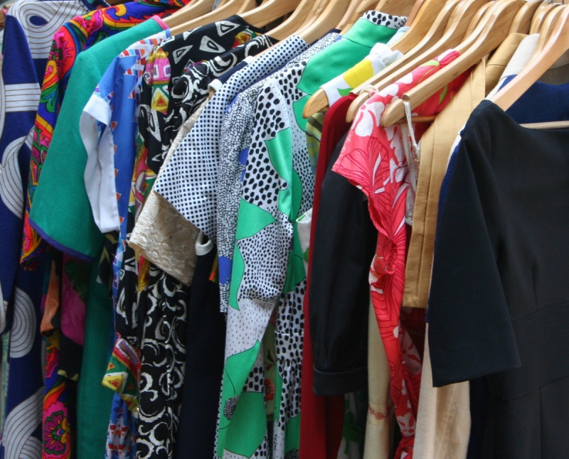 magasin-ARTIGNOSC SUR VERDON-min_dresses_apparel_clothing_clothes_clothes_hangers_wooden_hangers_retail_shop_closet-1149845